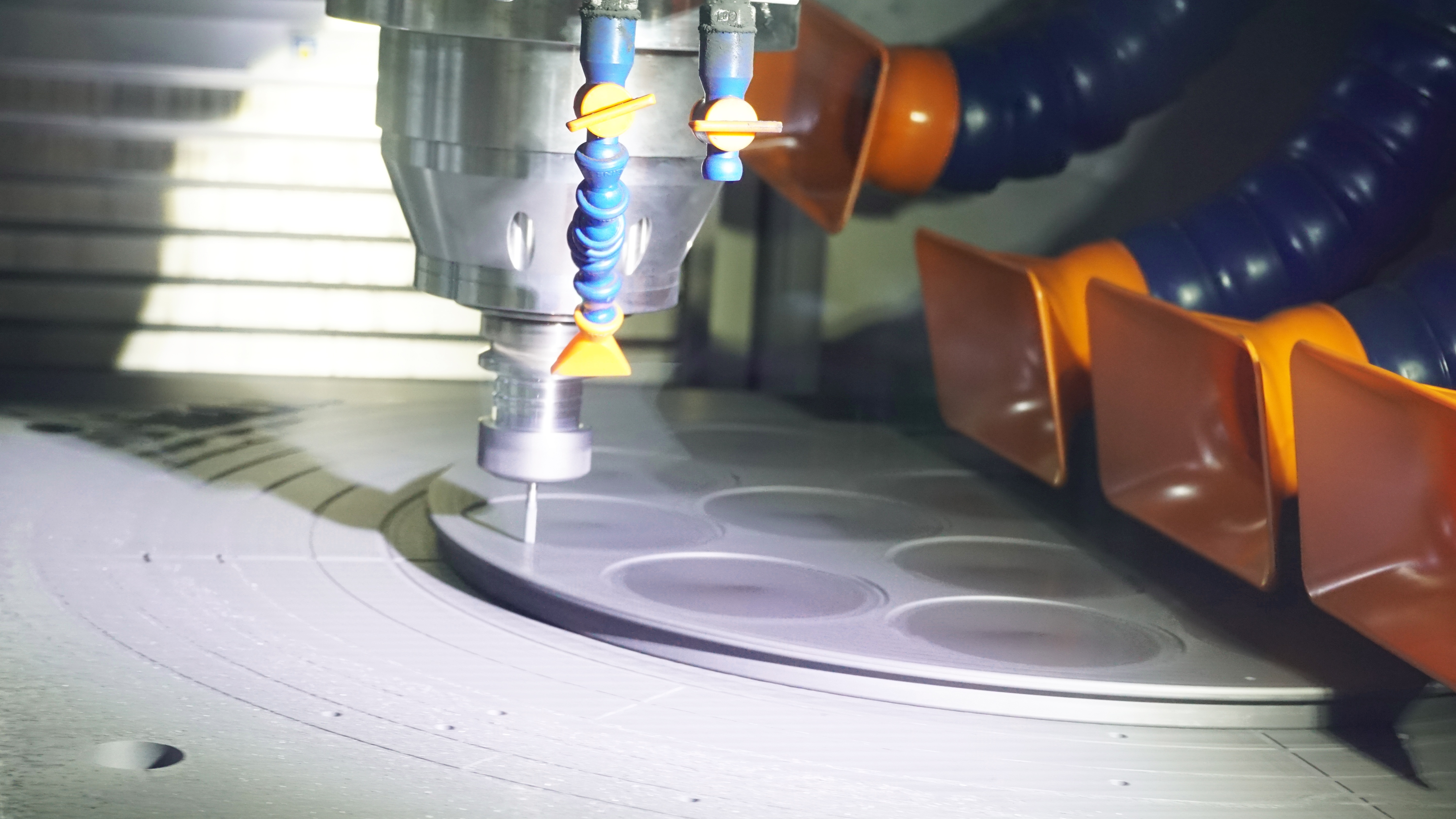 A VETEK CNC precíziós megmunkáló műhelyén belül: a nagy tisztaságú félvezető alkatrészek alapjainak kiépítése